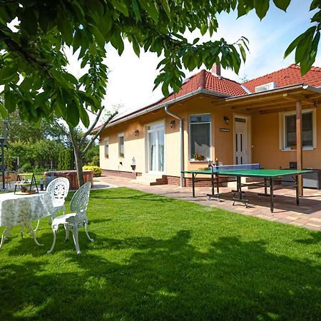 הוילה שיופוק Sunny Garden Pihenohaz מראה חיצוני תמונה